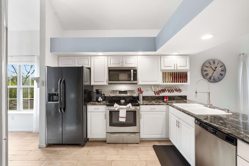 Vacay Getaway - Condo for 8