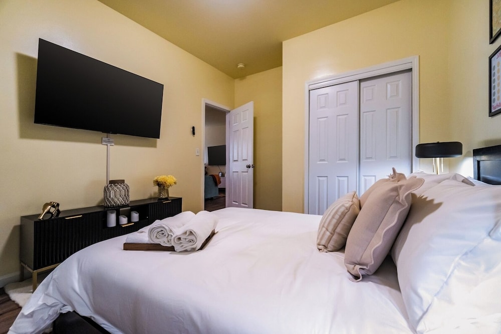 3BR Getaway Hot Tub, Games & Family Fun