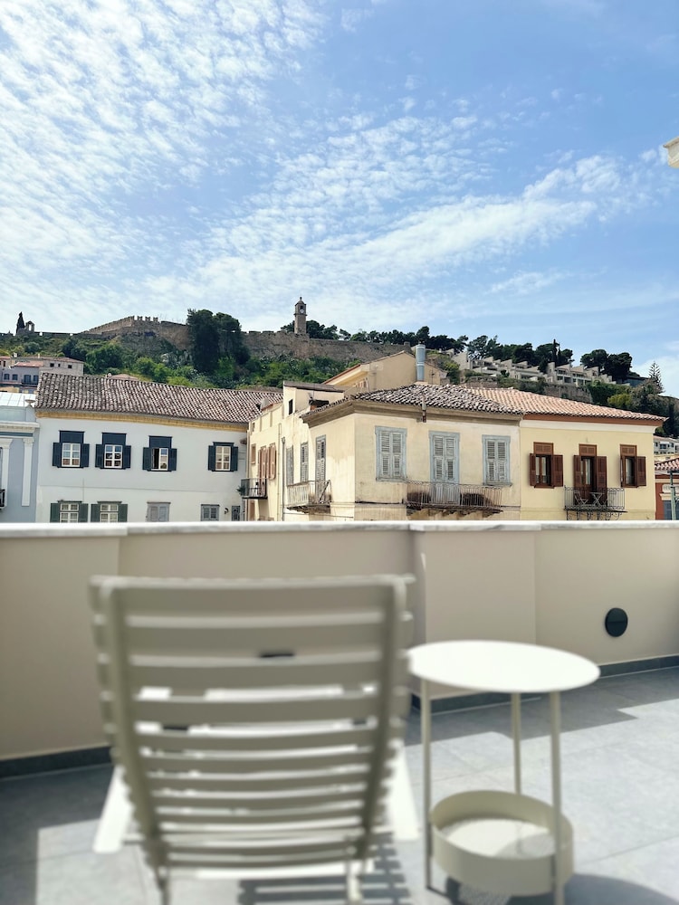 Amalie Suites