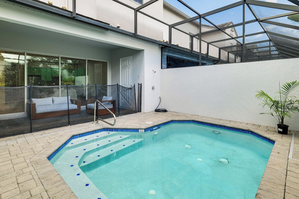 Disney Area Hub: Heated Pool & Resort-style Perks