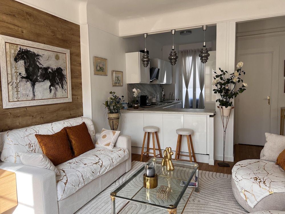 One Bedroom Apartment in Cannes Center a few Steps From the Croisette and the Martinez Hotel - 2032