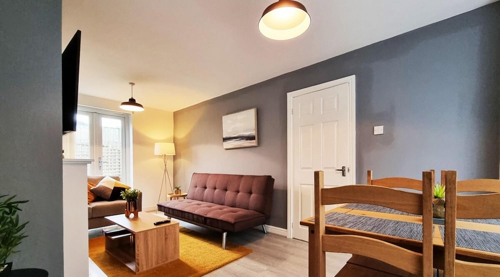 Modern 3-bed House Garden With Parking view 4