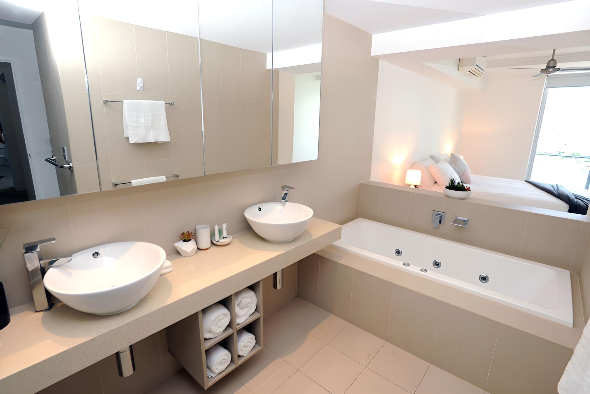 Surfers Paradise Suite with Pool and Spa