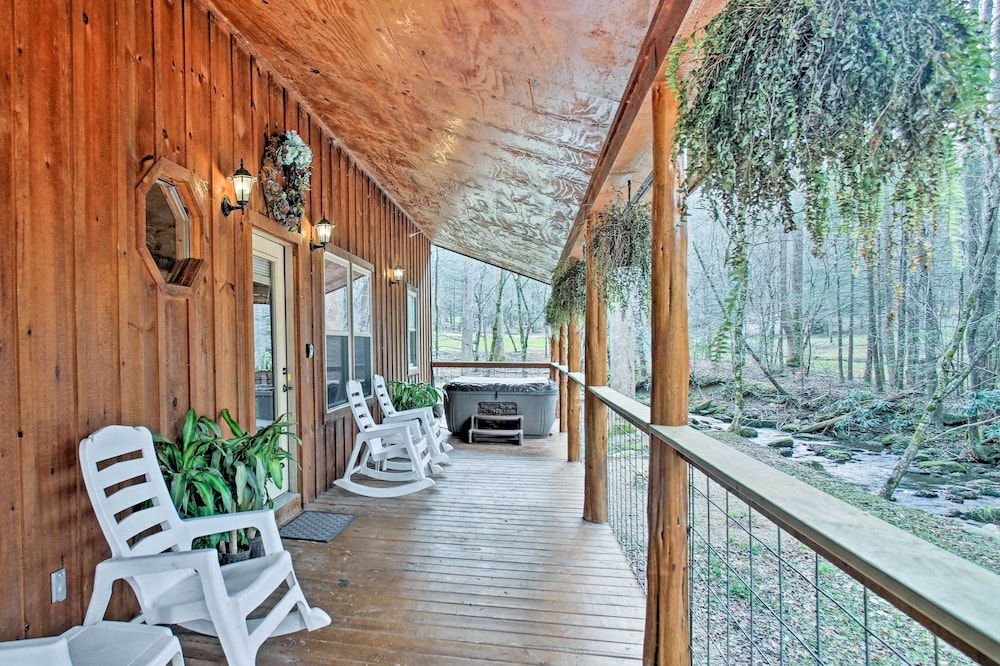 Creekside Cabin w/ Hot Tub in Gatlinburg!