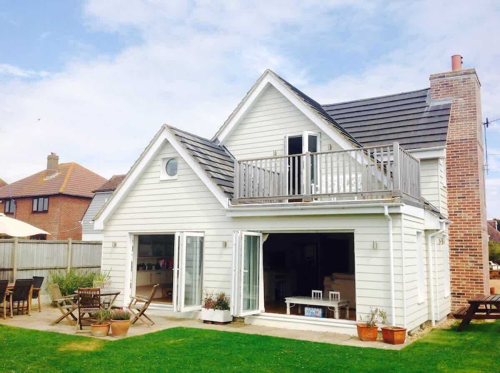 Light-filled Family-friendly Beach House