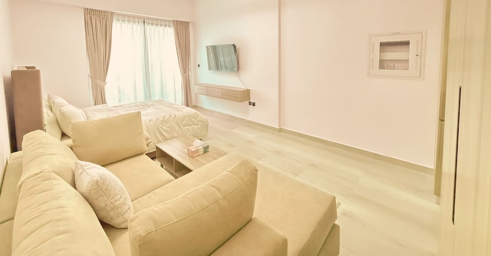 Stylish Studio Pool View JVC Elysee 3