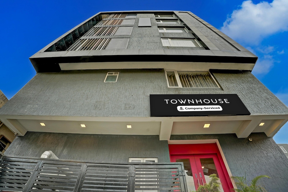 Cozy Stays Near Halasuru Metro Station