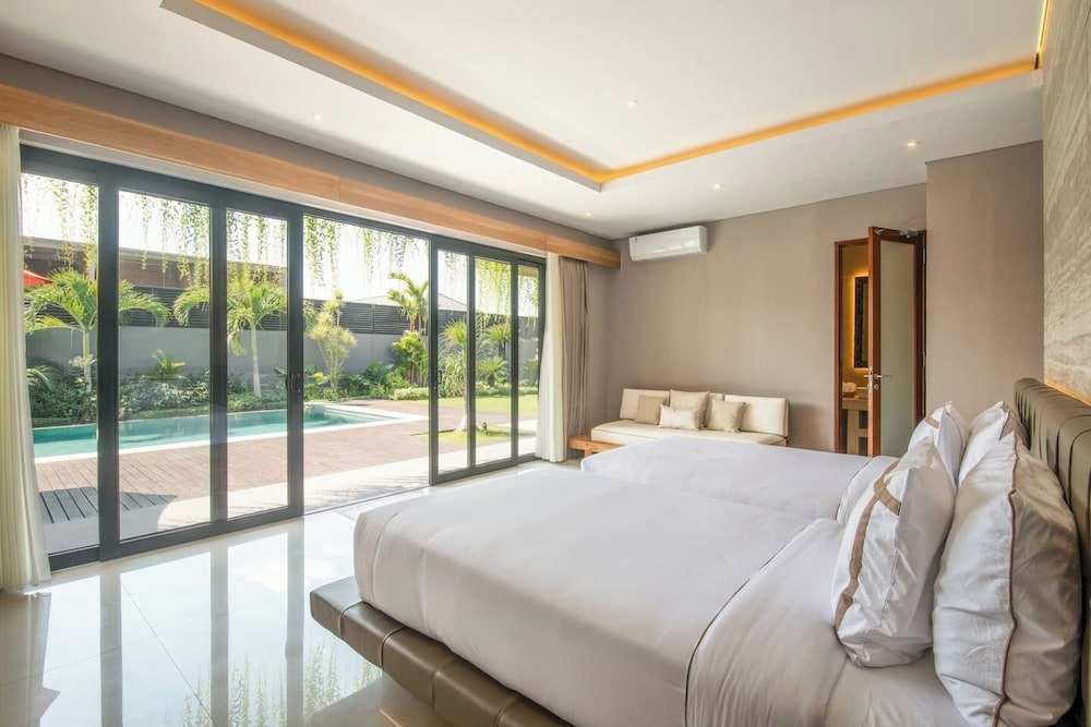 Exquisite 5BR Villa: Premier Luxury in Seminyak