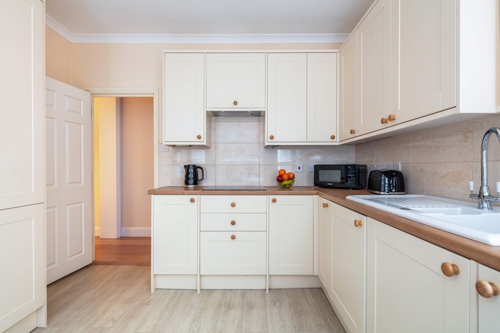 Stylish 3BR 2BA in Mayfair by Hyde Park