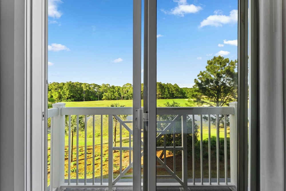 Serene Studio at Sandestin Pool, Hot Tub, Beach Shuttle, Walk to Baytowne