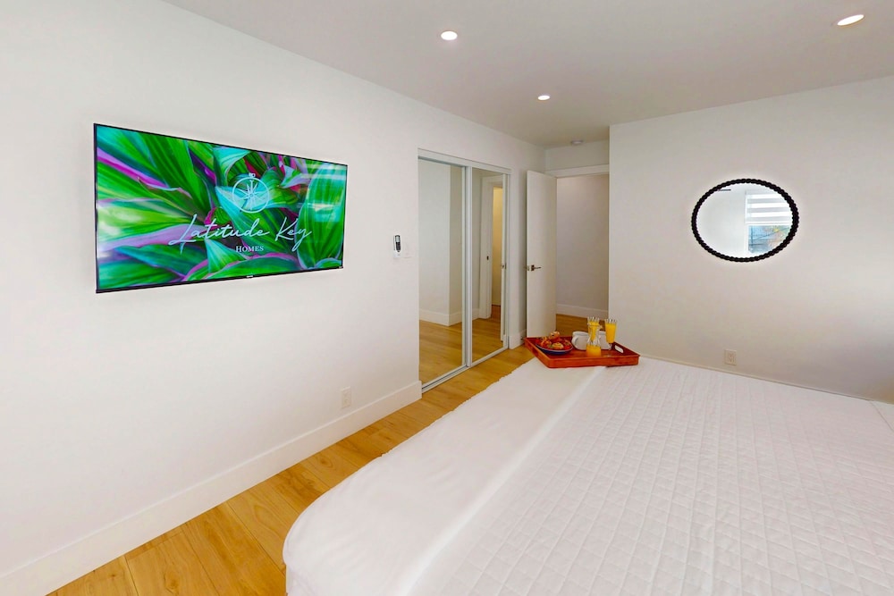 Beach Condo King Bed Lush Patio w BBQ Birch Key Four