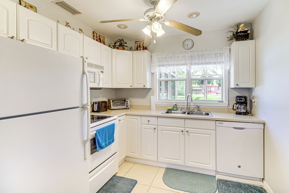 1 Mi to Lake Jackson: Home w/ Screened Patio!