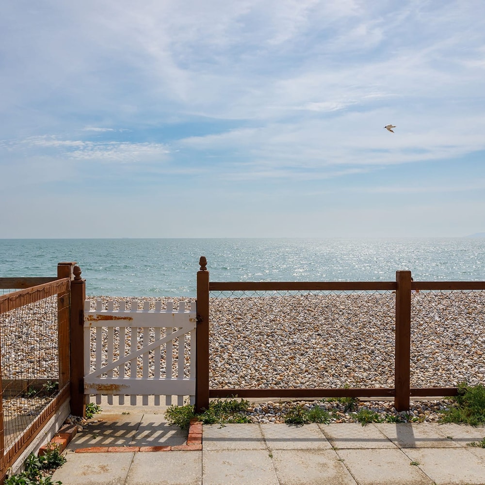 Sunny Seafront Chalet - Sleeps 6 view 4