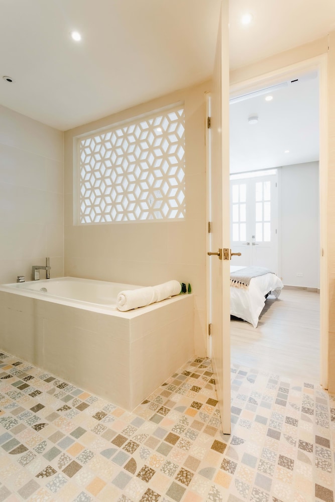 w Stunning 1BR w Balcony in Panama