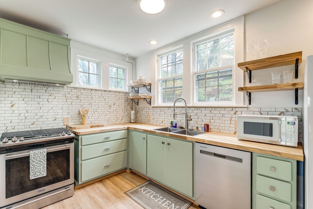 1 Mi to Dtwn Roanoke: Home w/ Yard & Mtn View!