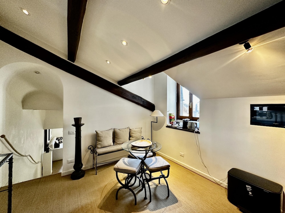L Ortensia Bianca in Palazzo Ruspoli a Superb Retreat in the Most Elegant Palace in Rome