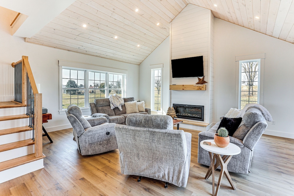 Walk to the Amish Village: Spacious Ronks Getaway!