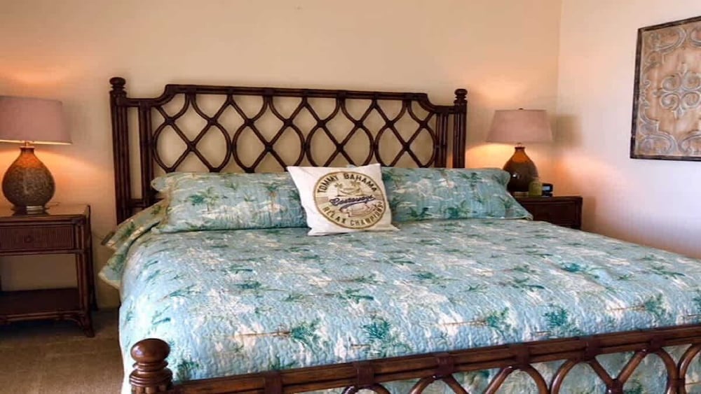 Oceanfront Whale Watching 2 Kings and Sofa Bed