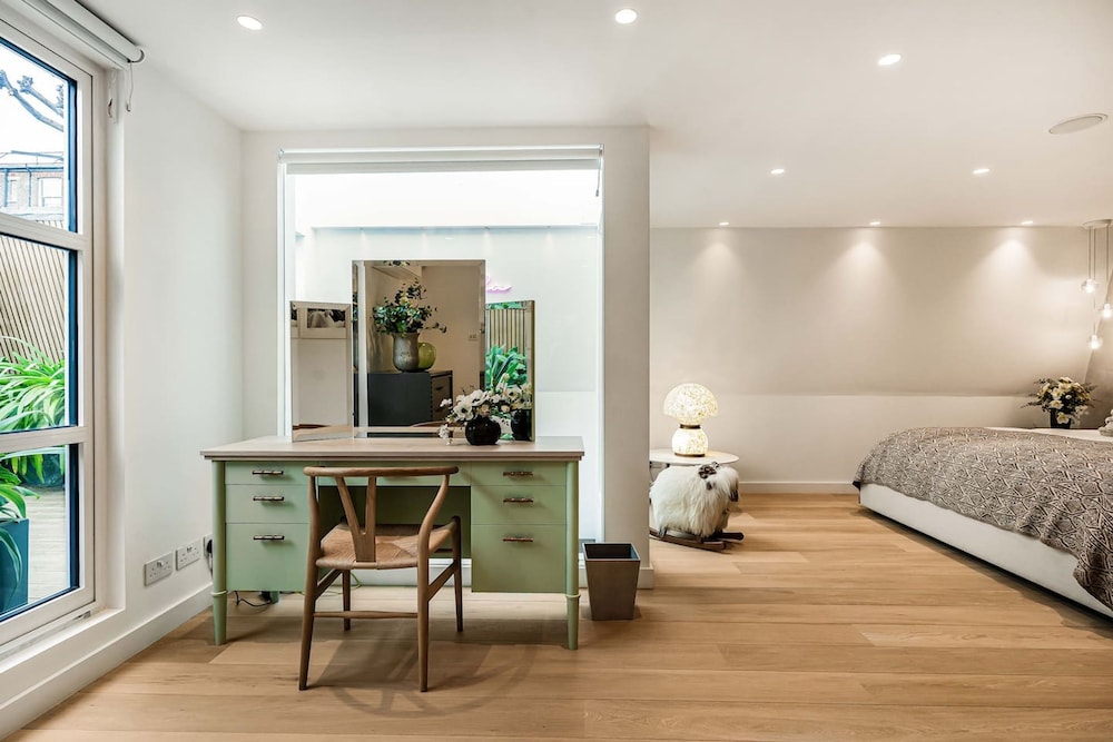 London Mews Home w Glass Atrium Terrace