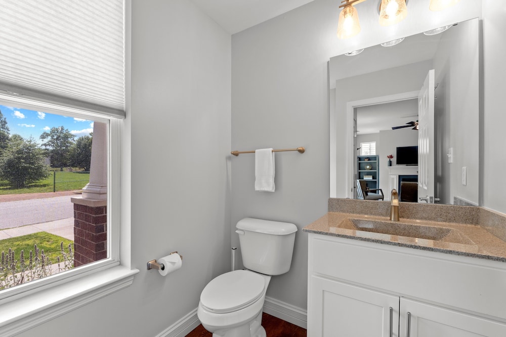 Modern Home W/garage Near SLU JZ Vacation Rentals