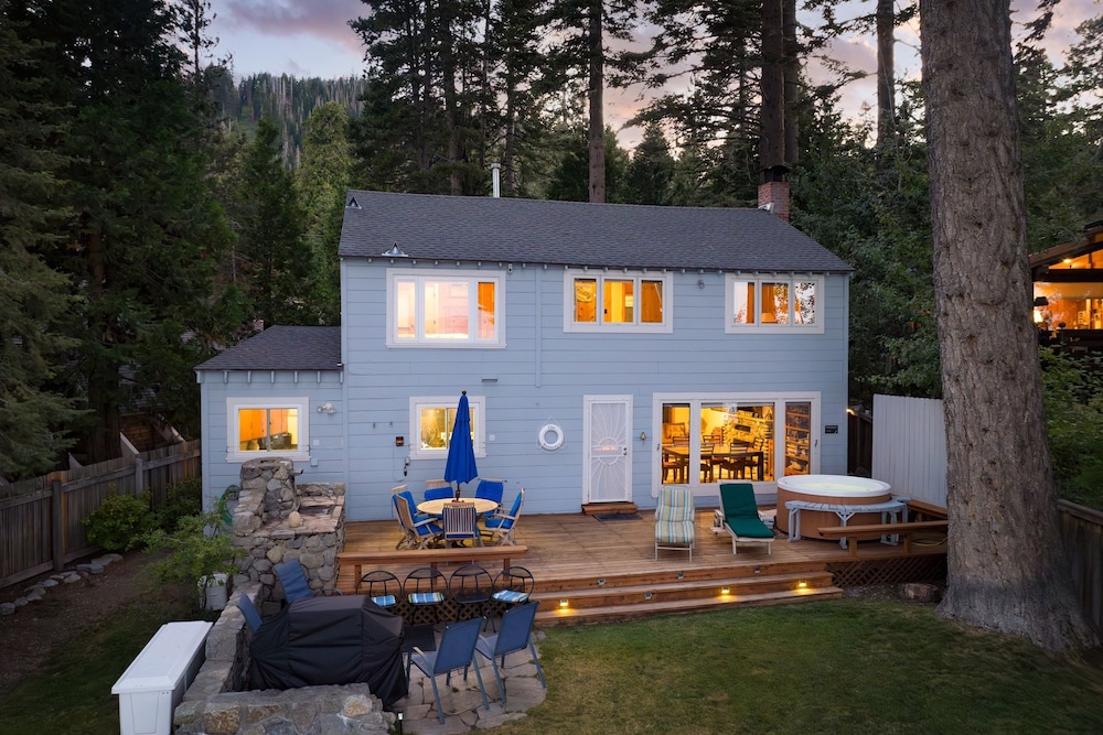 Lakefront Haven by Avantstay Minutes to Ski Resorts Private Dock Boat