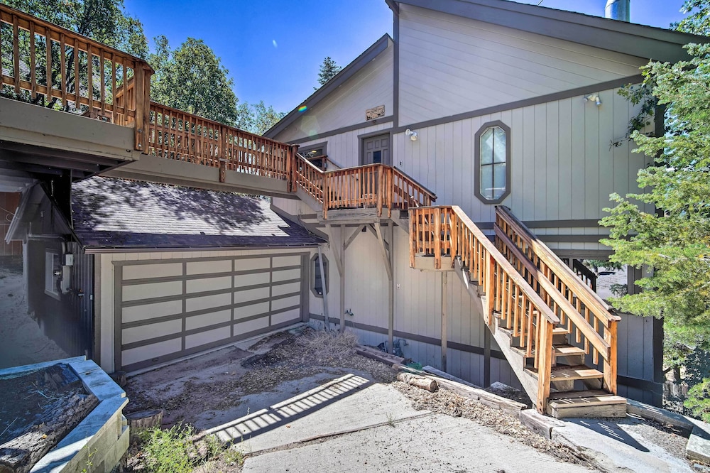 1 Mi to Bear Mountain: Cozy Cabin w/ Views! view 4