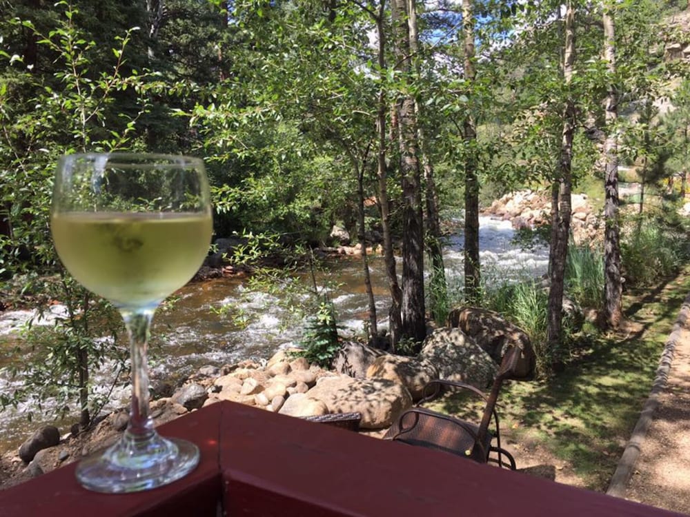 Swiftcurrent Lodge and Cottages by the River - Property Image 3