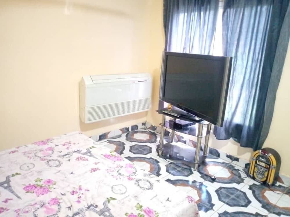 4 Bed House Sleeps 8 - Garden and Pets Welcome view 4