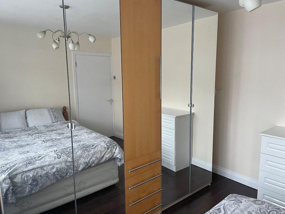 Inviting Apartment in Hayes With Garden & Parking view 2