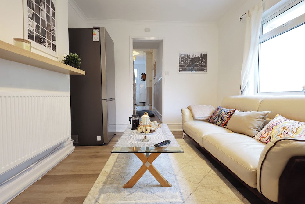 Cardiff Guesthouse & On-Street Parking