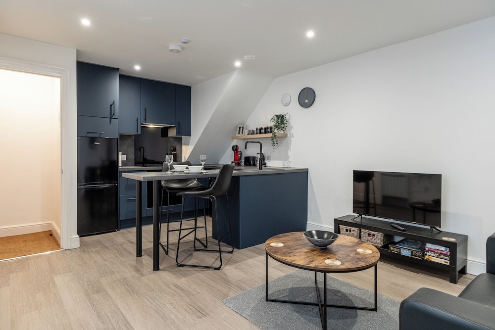Gorgeous 1 BD in Central Cheltenham