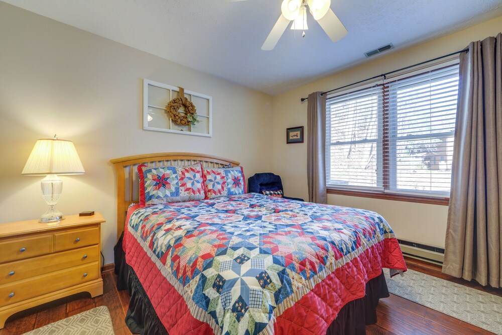 Walk to Golf Course, Mtn-view Maggie Valley Duplex