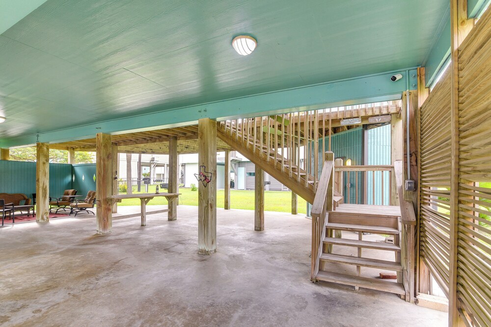 Crystal Beach Home w/ Deck + Ocean Views! view 4