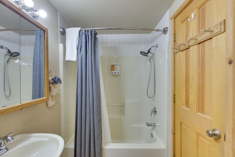 Stunning Red River Retreat Next to Ski Lift! view 4