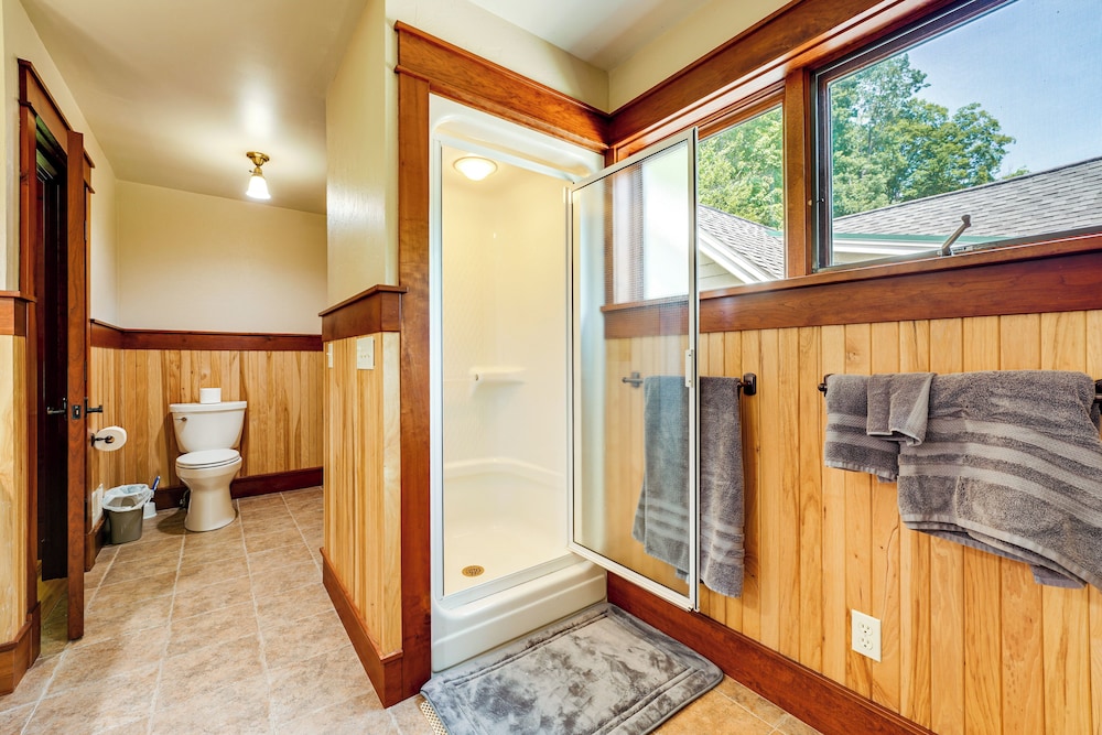 Hamlin Lake Retreat: Spacious Stay for Groups!