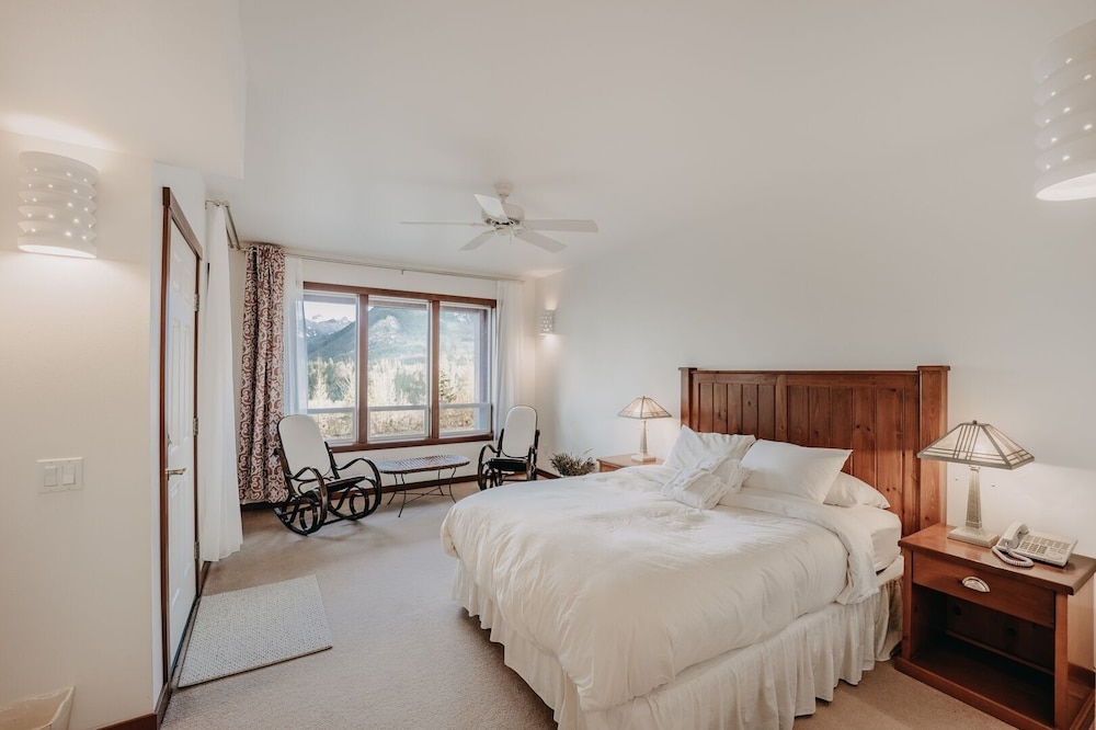 15mbh - Amazing Mountain Views - Hot Tub - Pets Ok 3 Bedroom Home by RedAwning view 2
