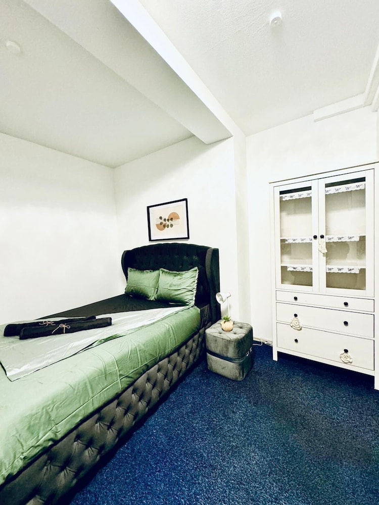 Spacious 7BR Apartment Prime Location