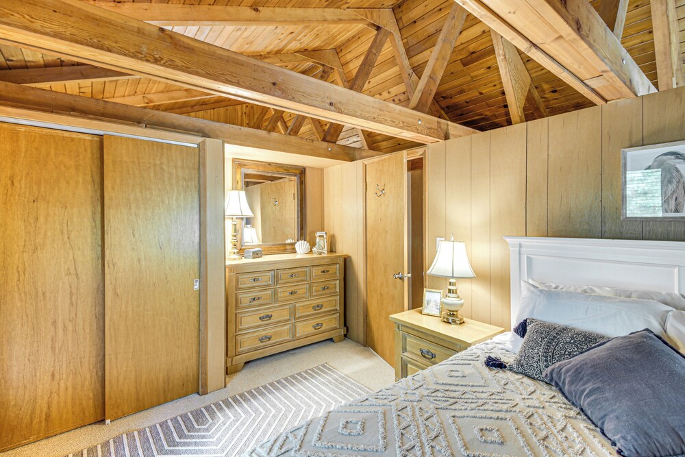 Canal Across Street: Family Cabin in Breezy Point!