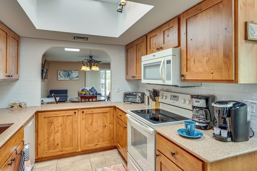 Quiet Townhome w/ Mountain Views in Green Valley