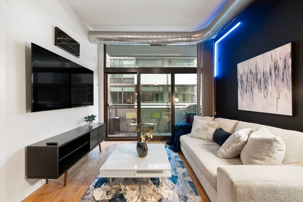 Sleek 2 Bed 2 Bath Condo in Trendy Fulton Market