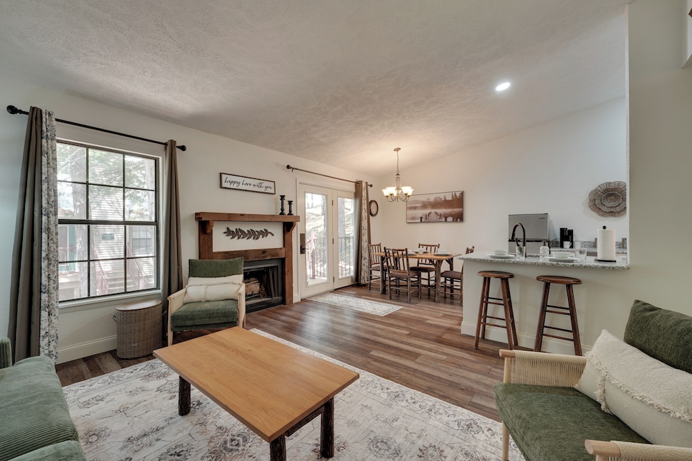 3 Mi to Table Rock Lake: Cozy Cabin in the Woods!