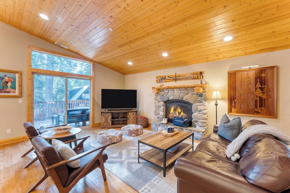 Washoe Chalet by Avantstay Game Room, Hot Tub, Putting Green & Fire Pit
