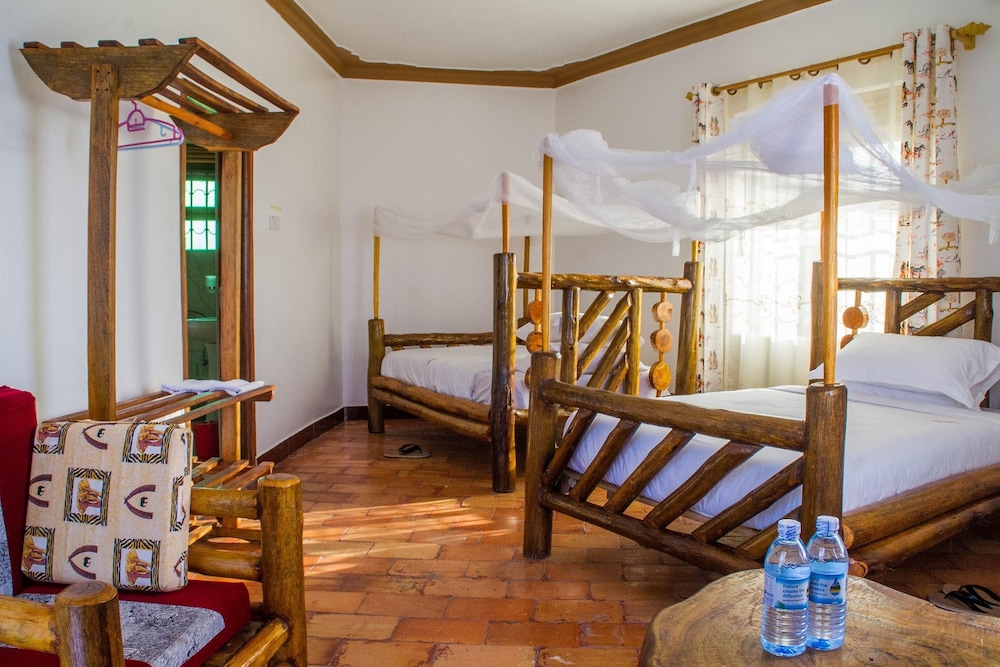 Queen Elizabeth Park View Tourist Lodge