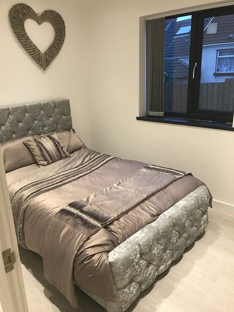 Charming 2-bed Flat in Swansea