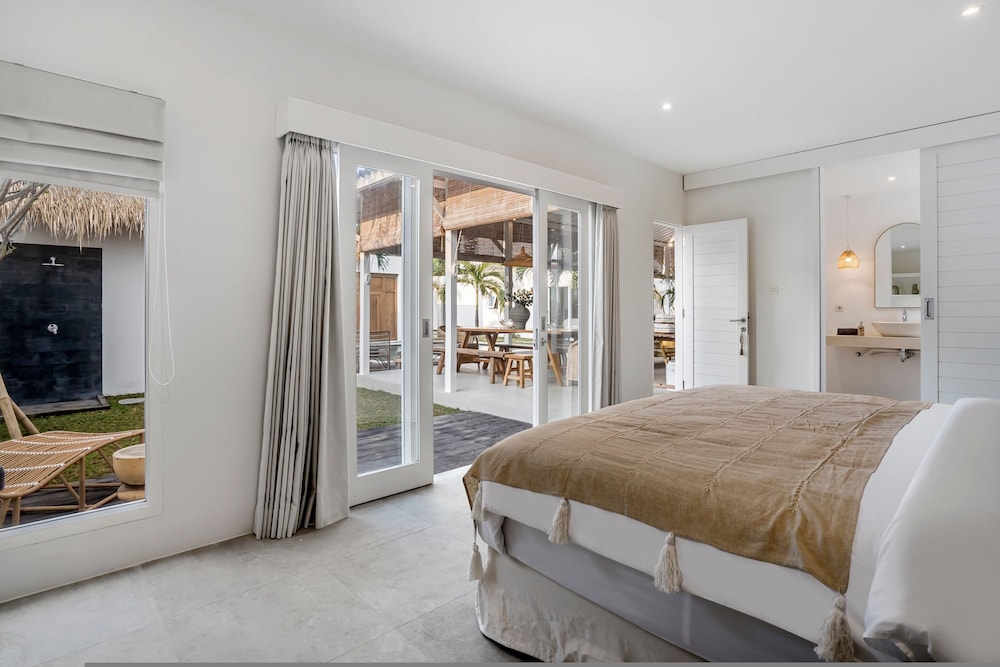 A Casa Di Renucci by Alfred in Bali - Brand New Stunning 5BR Villa Near Seminyak Beach
