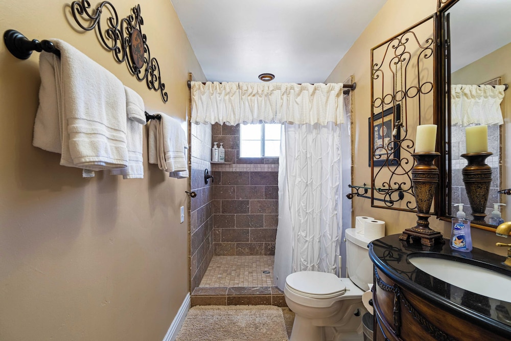 Victorian Manor In Paso Robles Wine Country + Pool, Hot Tub, Firepit, Tennis Court Sleeps 28