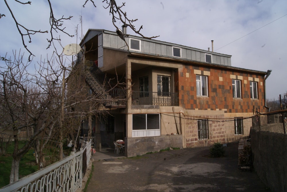 Azhdahak Guesthouse