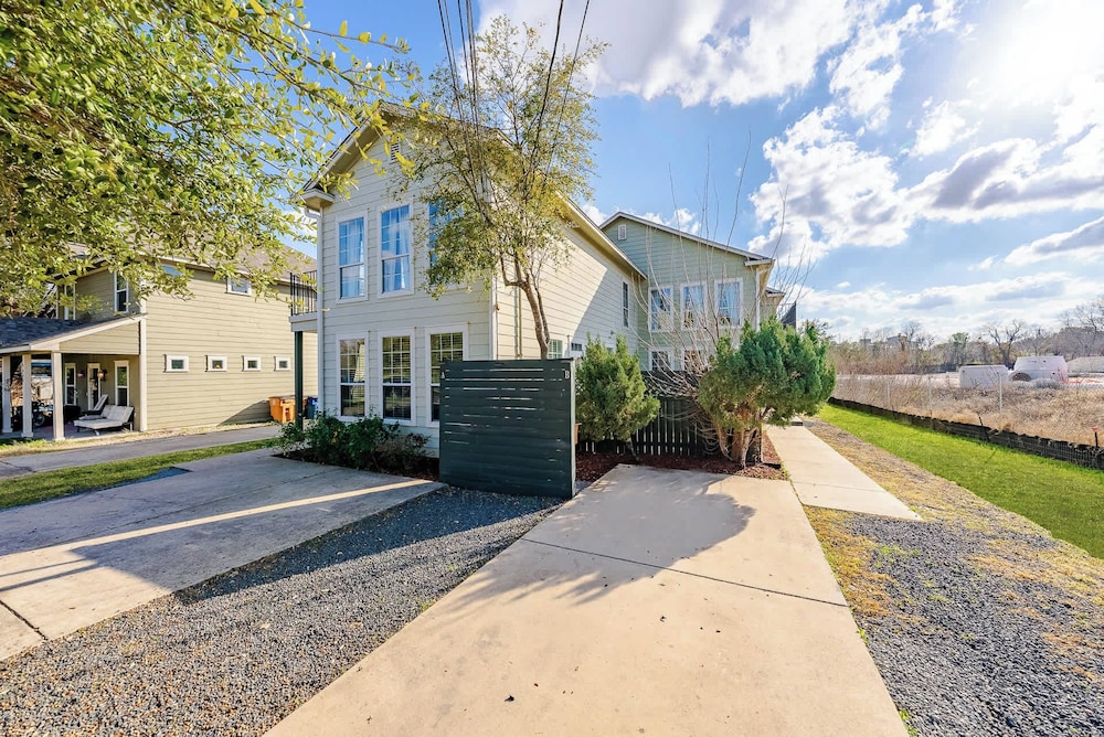 Upstay East Austin Retreat w Yard5min to Downtown