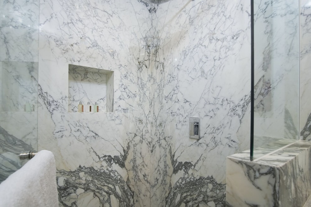 Stunning 1 Bedroom Condominium
