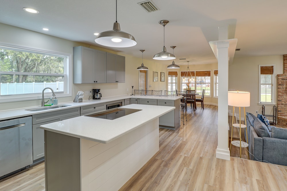 Private Pool & Lake Views: Family Home in Oxford view 5